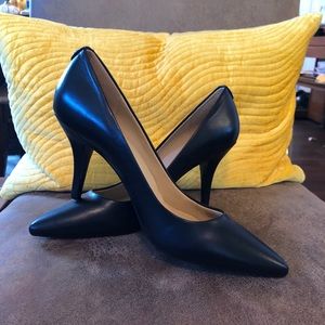 Michael Kors black pumps size 10